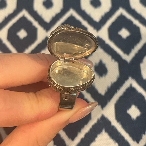 Poison Ring with crystal face - Picture 6 of 6